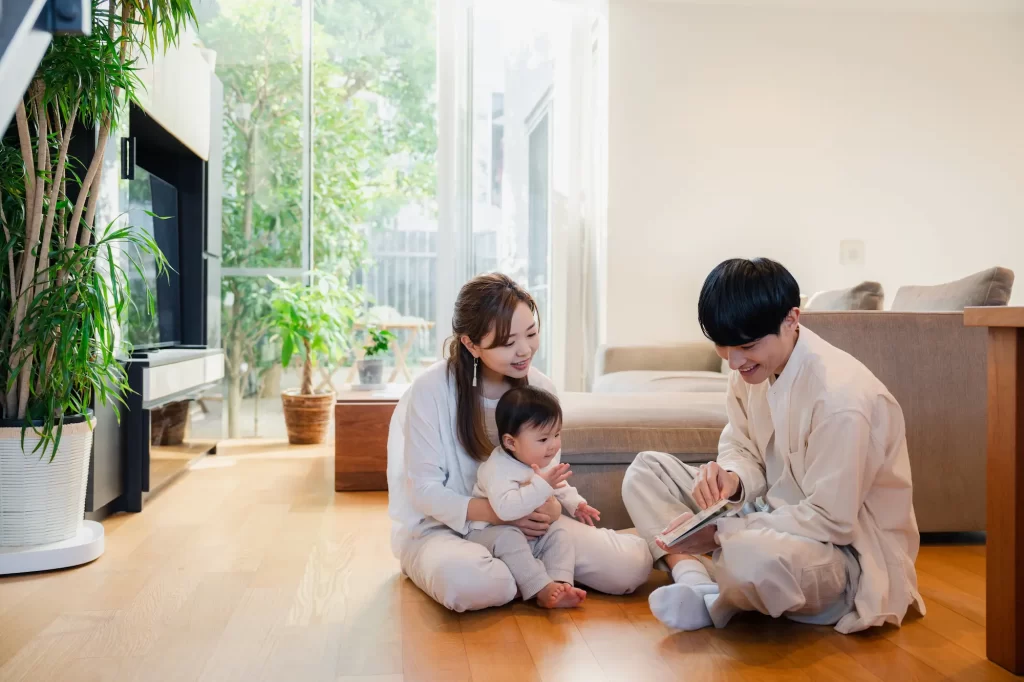 親子が清潔なリビングでくつろぐ様子