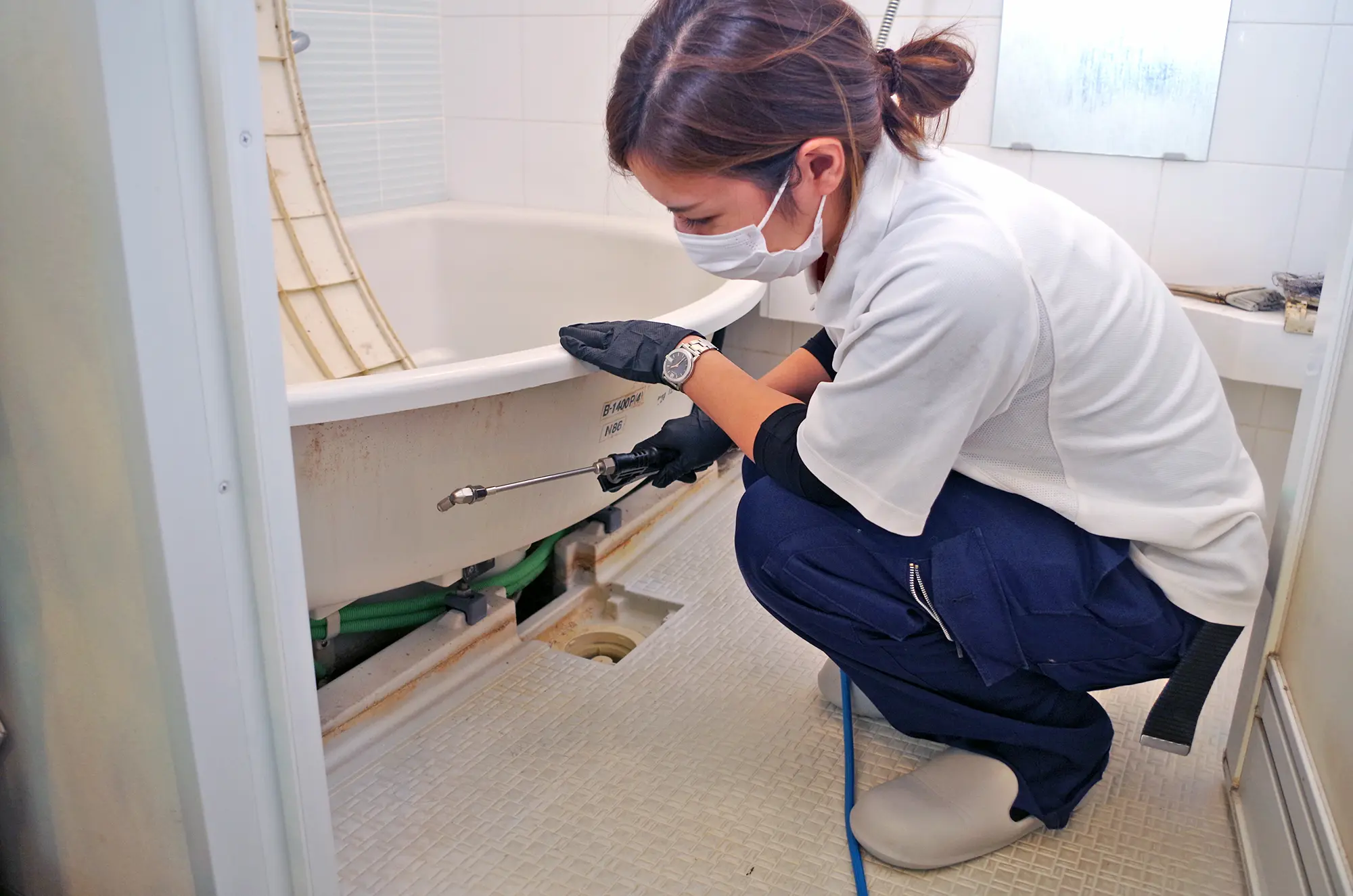 スタッフが専門技術でクリーニングを行う様子