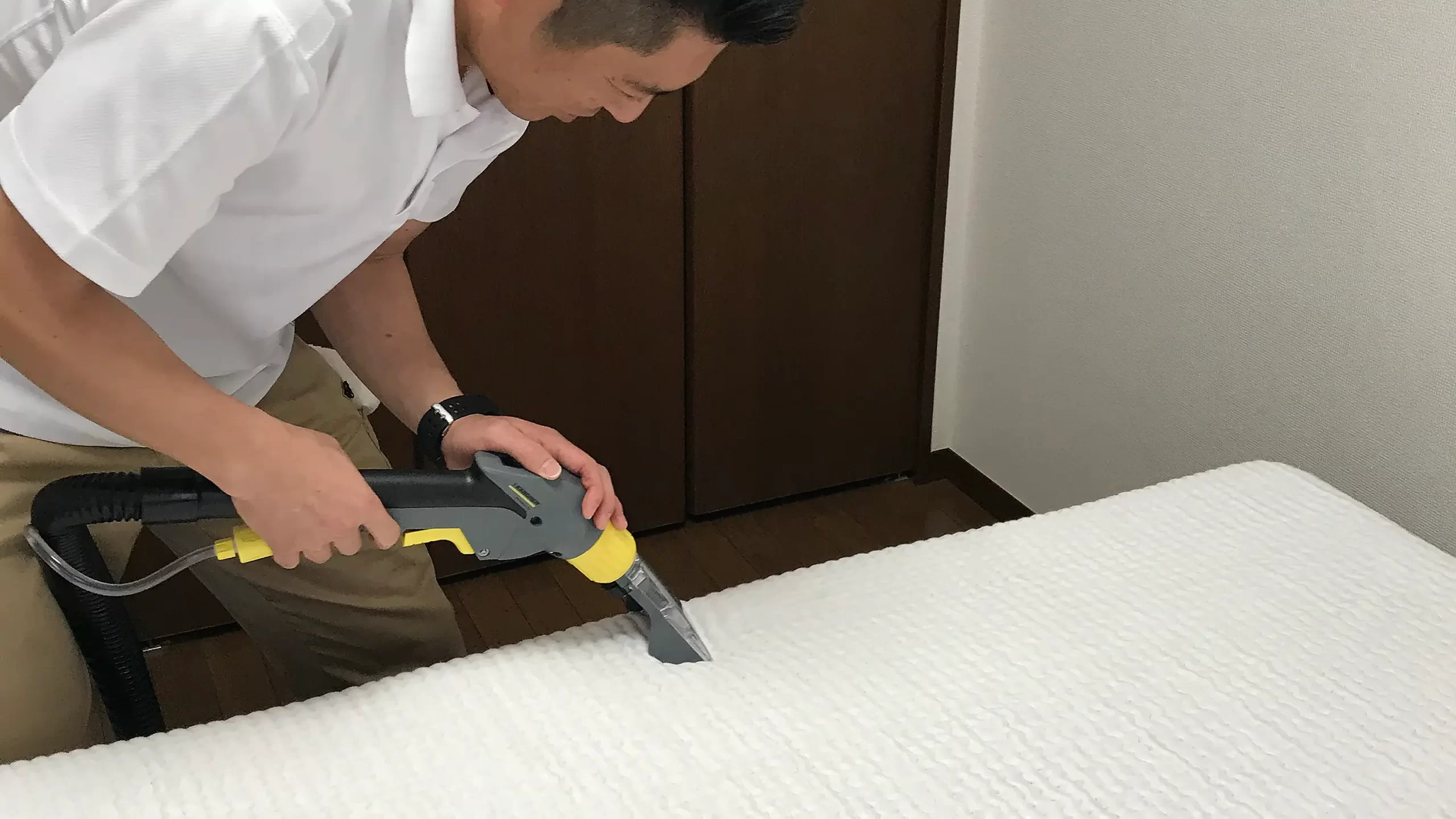 スタッフがマットレスをクリーニングする様子