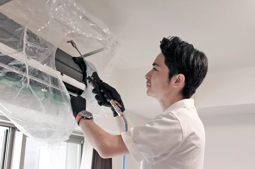 エアコンクリーニングを行う様子