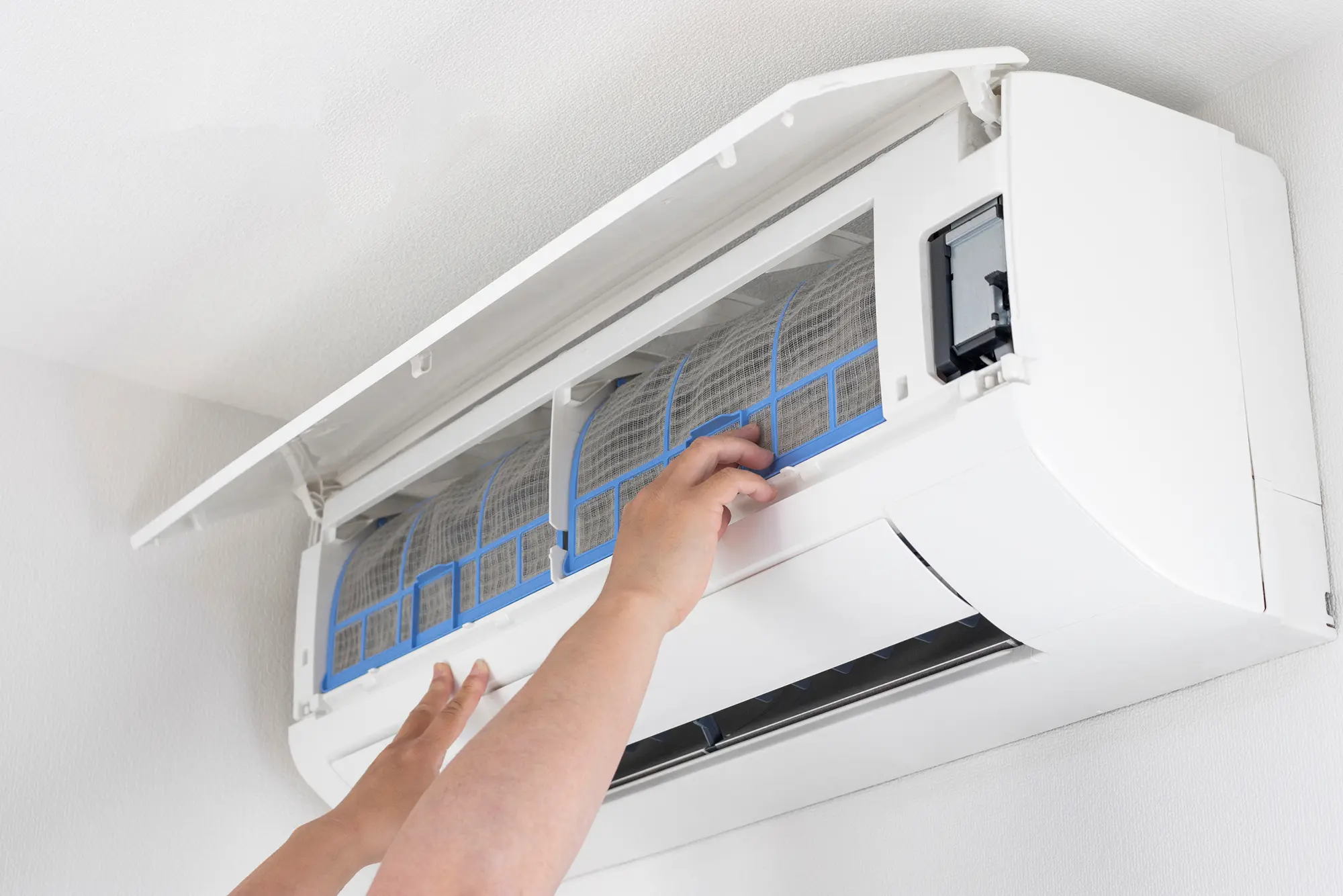 エアコン組み立て